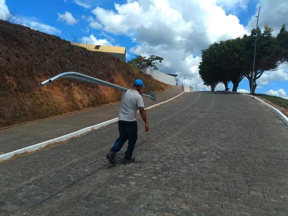 Ladeira do Colégio Municipal recebe mais iluminação para reforçar segurança dos estudantes
